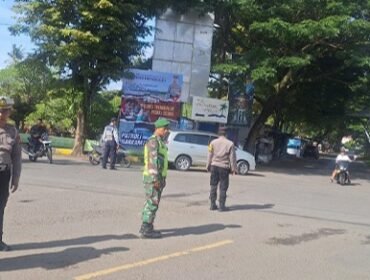 Foto: Aparat gabungan TNI dan Polri melakukan pengaturan arus lalu lintas di jalur menuju kawasan wisata Pantai Prigi, Kecamatan Watulimo, Kabupaten Trenggalek, Jumat (26/12/2025).