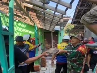 Foto: Babinsa Kelurahan Kepanjenkidul Koramil 0808/01 Sukorejo bersama warga bergotong royong merenovasi rumah milik Subagio di Jalan Srigading, Kelurahan Kepanjenkidul, Kota Blitar, Jumat (26/12/2025).