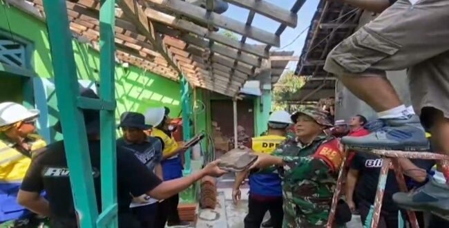 Foto: Babinsa Kelurahan Kepanjenkidul Koramil 0808/01 Sukorejo bersama warga bergotong royong merenovasi rumah milik Subagio di Jalan Srigading, Kelurahan Kepanjenkidul, Kota Blitar, Jumat (26/12/2025).