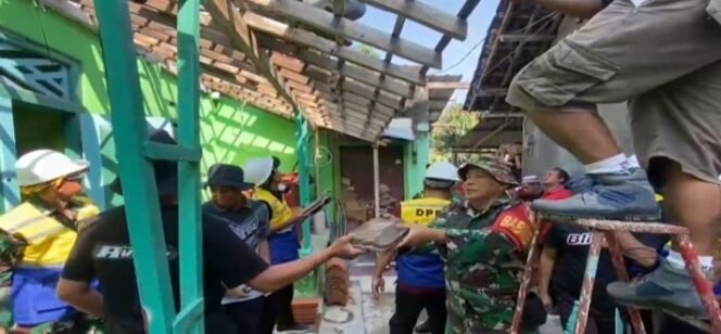 
					Foto: Babinsa Kelurahan Kepanjenkidul Koramil 0808/01 Sukorejo bersama warga bergotong royong merenovasi rumah milik Subagio di Jalan Srigading, Kelurahan Kepanjenkidul, Kota Blitar, Jumat (26/12/2025).