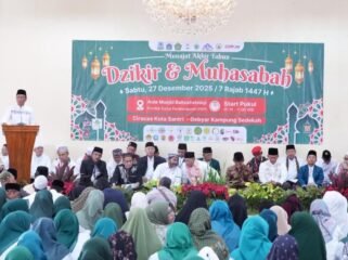 Foto: Wali Kota Administrasi Jakarta Timur, Munjirin, menghadiri Dzikir dan Muhasabah Munajat Akhir Tahun 2025 di Aula Masjid Baitushshidqi, PKP, Kecamatan Ciracas, Sabtu (27/12/2025).