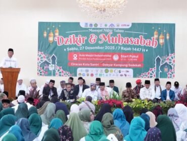 Foto: Wali Kota Administrasi Jakarta Timur, Munjirin, menghadiri Dzikir dan Muhasabah Munajat Akhir Tahun 2025 di Aula Masjid Baitushshidqi, PKP, Kecamatan Ciracas, Sabtu (27/12/2025).