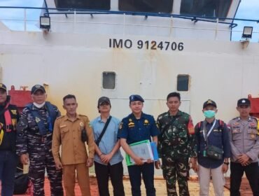 Foto: Tim gabungan TNI Angkatan Laut bersama instansi terkait berfoto di atas kapal KM Polo yang ditemukan terdampar tanpa awak di perairan Pulau Pekajang (Cibia), Kabupaten Lingga, Kepulauan Riau, Sabtu (27/12/2025).