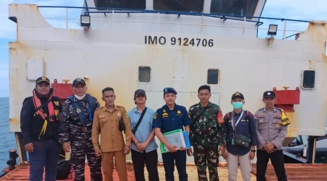 Foto: Tim gabungan TNI Angkatan Laut bersama instansi terkait berfoto di atas kapal KM Polo yang ditemukan terdampar tanpa awak di perairan Pulau Pekajang (Cibia), Kabupaten Lingga, Kepulauan Riau, Sabtu (27/12/2025).
