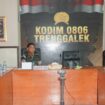 Foto: Dandim 0806/Trenggalek Letkol Inf Isnanto Roy Saputro memimpin rapat koordinasi percepatan pembangunan Koperasi Desa/Kelurahan Merah Putih bersama jajaran Pemkab Trenggalek di Makodim 0806/Trenggalek, Senin (29/12/2025)