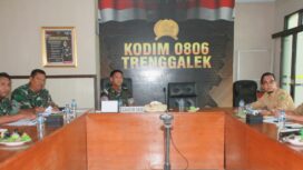 Foto: Dandim 0806/Trenggalek Letkol Inf Isnanto Roy Saputro memimpin rapat koordinasi percepatan pembangunan Koperasi Desa/Kelurahan Merah Putih bersama jajaran Pemkab Trenggalek di Makodim 0806/Trenggalek, Senin (29/12/2025)