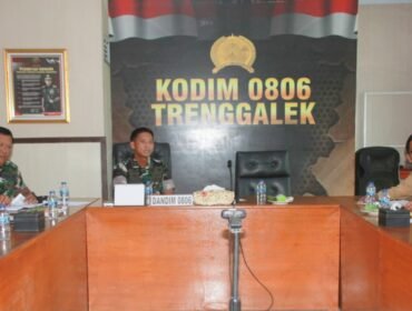 Foto: Dandim 0806/Trenggalek Letkol Inf Isnanto Roy Saputro memimpin rapat koordinasi percepatan pembangunan Koperasi Desa/Kelurahan Merah Putih bersama jajaran Pemkab Trenggalek di Makodim 0806/Trenggalek, Senin (29/12/2025)