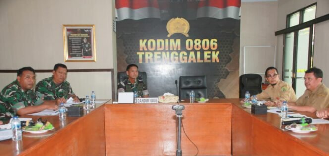 
					Foto: Dandim 0806/Trenggalek Letkol Inf Isnanto Roy Saputro memimpin rapat koordinasi percepatan pembangunan Koperasi Desa/Kelurahan Merah Putih bersama jajaran Pemkab Trenggalek di Makodim 0806/Trenggalek, Senin (29/12/2025)