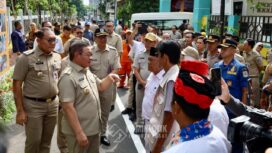 Foto: Gubernur DKI Jakarta Pramono Anung didampingi Wali Kota Administrasi Jakarta Pusat Arifin meninjau hasil penataan dan pengaspalan Jalan Karet Pasar Baru Barat