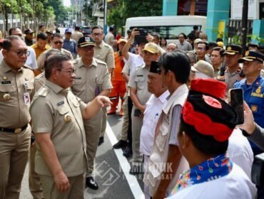 Foto: Gubernur DKI Jakarta Pramono Anung didampingi Wali Kota Administrasi Jakarta Pusat Arifin meninjau hasil penataan dan pengaspalan Jalan Karet Pasar Baru Barat