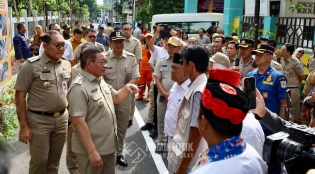Foto: Gubernur DKI Jakarta Pramono Anung didampingi Wali Kota Administrasi Jakarta Pusat Arifin meninjau hasil penataan dan pengaspalan Jalan Karet Pasar Baru Barat