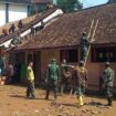 Foto: Prajurit TNI bersama warga Desa Salamwates, Kecamatan Dongko, Kabupaten Trenggalek, bergotong royong membersihkan dan menyiapkan bangunan eks sekolah yang akan dimanfaatkan sebagai Koperasi Desa Merah Putih, Rabu (31/12/2025)