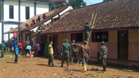 Foto: Prajurit TNI bersama warga Desa Salamwates, Kecamatan Dongko, Kabupaten Trenggalek, bergotong royong membersihkan dan menyiapkan bangunan eks sekolah yang akan dimanfaatkan sebagai Koperasi Desa Merah Putih, Rabu (31/12/2025)