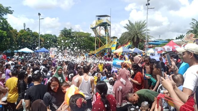 
					Kepadatan pengunjung di Palm Bay Water Park (Foto: Dok.onnews.id)