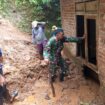 Foto: Babinsa bersama warga membersihkan material tanah longsor yang menimpa rumah warga di Desa Siki, Kecamatan Dongko, Kabupaten Trenggalek, Jawa Timur, Jumat (2/1/2026)