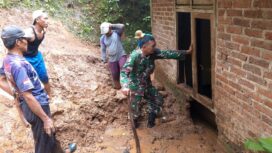 Foto: Babinsa bersama warga membersihkan material tanah longsor yang menimpa rumah warga di Desa Siki, Kecamatan Dongko, Kabupaten Trenggalek, Jawa Timur, Jumat (2/1/2026)