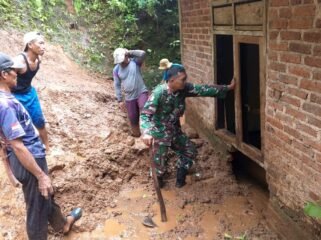 Foto: Babinsa bersama warga membersihkan material tanah longsor yang menimpa rumah warga di Desa Siki, Kecamatan Dongko, Kabupaten Trenggalek, Jawa Timur, Jumat (2/1/2026)