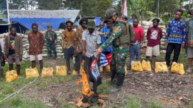 Foto: Lima Pemuda Eks OPM Ikrar Kembali ke NKRI di Puncak Papua