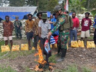 Foto: Lima Pemuda Eks OPM Ikrar Kembali ke NKRI di Puncak Papua