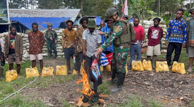 Foto: Lima Pemuda Eks OPM Ikrar Kembali ke NKRI di Puncak Papua