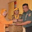 Foto: Kasdim 0806/Trenggalek Mayor Inf Ludiro Hadi Wibowo (kanan) menyerahkan cenderamata kepada perwakilan veteran saat kegiatan silaturahmi keluarga besar TNI di Kantor LVRI Cabang Trenggalek
