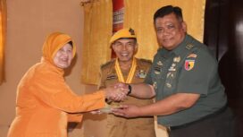 Foto: Kasdim 0806/Trenggalek Mayor Inf Ludiro Hadi Wibowo (kanan) menyerahkan cenderamata kepada perwakilan veteran saat kegiatan silaturahmi keluarga besar TNI di Kantor LVRI Cabang Trenggalek
