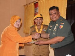 Foto: Kasdim 0806/Trenggalek Mayor Inf Ludiro Hadi Wibowo (kanan) menyerahkan cenderamata kepada perwakilan veteran saat kegiatan silaturahmi keluarga besar TNI di Kantor LVRI Cabang Trenggalek