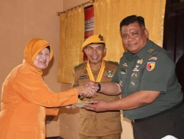 Foto: Kasdim 0806/Trenggalek Mayor Inf Ludiro Hadi Wibowo (kanan) menyerahkan cenderamata kepada perwakilan veteran saat kegiatan silaturahmi keluarga besar TNI di Kantor LVRI Cabang Trenggalek