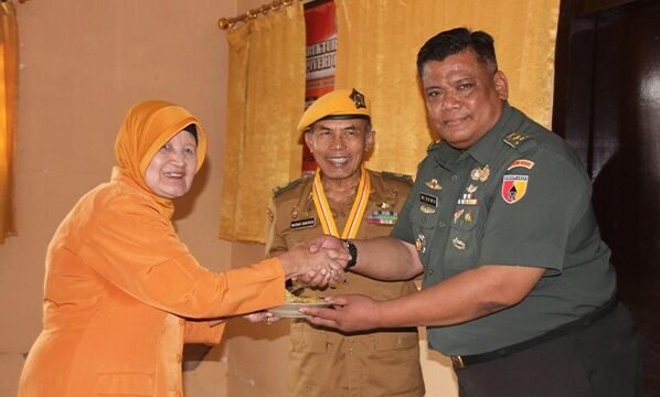 Foto: Kasdim 0806/Trenggalek Mayor Inf Ludiro Hadi Wibowo (kanan) menyerahkan cenderamata kepada perwakilan veteran saat kegiatan silaturahmi keluarga besar TNI di Kantor LVRI Cabang Trenggalek