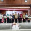 Foto: Wakil Wali Kota Administrasi Jakarta Pusat Eric PZ Lumbun bersama Koordinator Baznas Bazis Jakarta Pusat Raja Mohammad Zamzami dan jajaran berfoto bersama perwakilan guru usai penyerahan simbolis santunan Hari Guru kepada 1.000 guru dari Sudin Pendidikan Wilayah Jakarta Pusat I dan II di Ruang Serbaguna Utama Kantor Wali Kota Jakarta Pusat