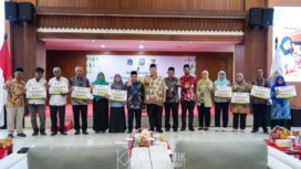 Foto: Wakil Wali Kota Administrasi Jakarta Pusat Eric PZ Lumbun bersama Koordinator Baznas Bazis Jakarta Pusat Raja Mohammad Zamzami dan jajaran berfoto bersama perwakilan guru usai penyerahan simbolis santunan Hari Guru kepada 1.000 guru dari Sudin Pendidikan Wilayah Jakarta Pusat I dan II di Ruang Serbaguna Utama Kantor Wali Kota Jakarta Pusat