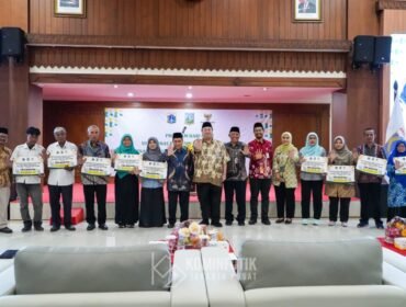 Foto: Wakil Wali Kota Administrasi Jakarta Pusat Eric PZ Lumbun bersama Koordinator Baznas Bazis Jakarta Pusat Raja Mohammad Zamzami dan jajaran berfoto bersama perwakilan guru usai penyerahan simbolis santunan Hari Guru kepada 1.000 guru dari Sudin Pendidikan Wilayah Jakarta Pusat I dan II di Ruang Serbaguna Utama Kantor Wali Kota Jakarta Pusat