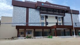 Foto: Tampak bangunan Kantor Kecamatan Kalideres, Jakarta Barat, yang hingga awal Januari 2026 masih dalam proses pengerjaan, meski proyek rehabilitasi bernilai lebih dari Rp10 miliar tersebut telah melewati batas waktu kontrak pada Desember 2025