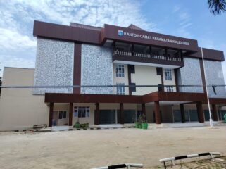 Foto: Tampak bangunan Kantor Kecamatan Kalideres, Jakarta Barat, yang hingga awal Januari 2026 masih dalam proses pengerjaan, meski proyek rehabilitasi bernilai lebih dari Rp10 miliar tersebut telah melewati batas waktu kontrak pada Desember 2025