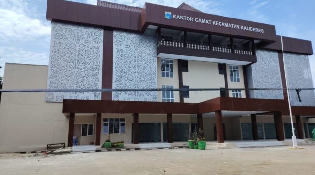 Foto: Tampak bangunan Kantor Kecamatan Kalideres, Jakarta Barat, yang hingga awal Januari 2026 masih dalam proses pengerjaan, meski proyek rehabilitasi bernilai lebih dari Rp10 miliar tersebut telah melewati batas waktu kontrak pada Desember 2025