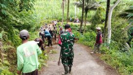 Foto: Babinsa Koramil 0806-04/Bendungan bersama warga melaksanakan karya bakti membersihkan material tanah longsor dan saluran air di Dusun Soko, Desa Depok, Kecamatan Bendungan, Kabupaten Trenggalek, Minggu (11/1/2026)