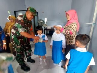 Foto: Seorang Babinsa Koramil Tipe B 0807/01 Tulungagung mendampingi kegiatan Posyandu Balita di Kelurahan Karangwaru, Kecamatan Tulungagung, Jawa Timur