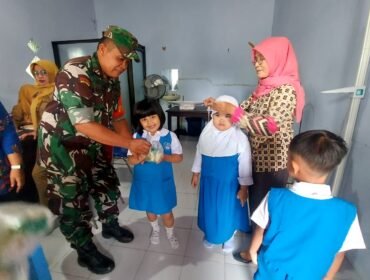 Foto: Seorang Babinsa Koramil Tipe B 0807/01 Tulungagung mendampingi kegiatan Posyandu Balita di Kelurahan Karangwaru, Kecamatan Tulungagung, Jawa Timur