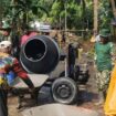 Foto: Prajurit TNI AD bersama warga Desa Prigi, Kecamatan Watulimo, Kabupaten Trenggalek, bahu-membahu mengoperasikan mesin molen untuk pengecoran lapak dasar dalam pembangunan Jembatan Perintis Garuda II