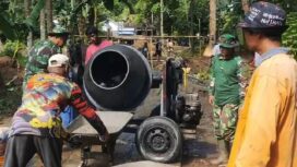 Foto: Prajurit TNI AD bersama warga Desa Prigi, Kecamatan Watulimo, Kabupaten Trenggalek, bahu-membahu mengoperasikan mesin molen untuk pengecoran lapak dasar dalam pembangunan Jembatan Perintis Garuda II
