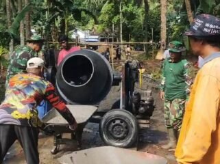 Foto: Prajurit TNI AD bersama warga Desa Prigi, Kecamatan Watulimo, Kabupaten Trenggalek, bahu-membahu mengoperasikan mesin molen untuk pengecoran lapak dasar dalam pembangunan Jembatan Perintis Garuda II