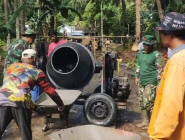 Foto: Prajurit TNI AD bersama warga Desa Prigi, Kecamatan Watulimo, Kabupaten Trenggalek, bahu-membahu mengoperasikan mesin molen untuk pengecoran lapak dasar dalam pembangunan Jembatan Perintis Garuda II