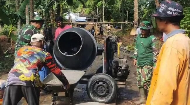 Foto: Prajurit TNI AD bersama warga Desa Prigi, Kecamatan Watulimo, Kabupaten Trenggalek, bahu-membahu mengoperasikan mesin molen untuk pengecoran lapak dasar dalam pembangunan Jembatan Perintis Garuda II