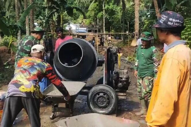 
					Foto: Prajurit TNI AD bersama warga Desa Prigi, Kecamatan Watulimo, Kabupaten Trenggalek, bahu-membahu mengoperasikan mesin molen untuk pengecoran lapak dasar dalam pembangunan Jembatan Perintis Garuda II