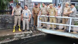 Foto: Wali Kota Jakarta Pusat Arifin (kiri) bersama jajaran meninjau kondisi saluran air di kawasan Jalan Mangga Dua, Kelurahan Mangga Dua Selatan, Kecamatan Sawah Besar, Jakarta, Selasa (13/1/2026)