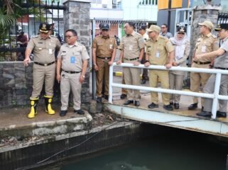 Foto: Wali Kota Jakarta Pusat Arifin (kiri) bersama jajaran meninjau kondisi saluran air di kawasan Jalan Mangga Dua, Kelurahan Mangga Dua Selatan, Kecamatan Sawah Besar, Jakarta, Selasa (13/1/2026)