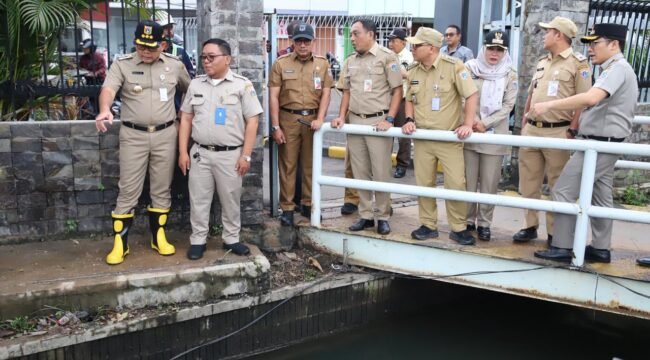 Foto: Wali Kota Jakarta Pusat Arifin (kiri) bersama jajaran meninjau kondisi saluran air di kawasan Jalan Mangga Dua, Kelurahan Mangga Dua Selatan, Kecamatan Sawah Besar, Jakarta, Selasa (13/1/2026)