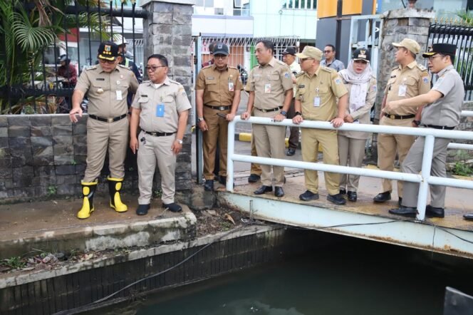 
					Foto: Wali Kota Jakarta Pusat Arifin (kiri) bersama jajaran meninjau kondisi saluran air di kawasan Jalan Mangga Dua, Kelurahan Mangga Dua Selatan, Kecamatan Sawah Besar, Jakarta, Selasa (13/1/2026)
