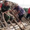 Foto: Seorang Babinsa bersama warga bergotong royong memperbaiki atap rumah milik Djumiati, warga Kelurahan Bendogrit, Kecamatan Sananwetan, Kota Blitar, Minggu (18/1/2026)