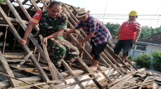 Foto: Seorang Babinsa bersama warga bergotong royong memperbaiki atap rumah milik Djumiati, warga Kelurahan Bendogrit, Kecamatan Sananwetan, Kota Blitar, Minggu (18/1/2026)